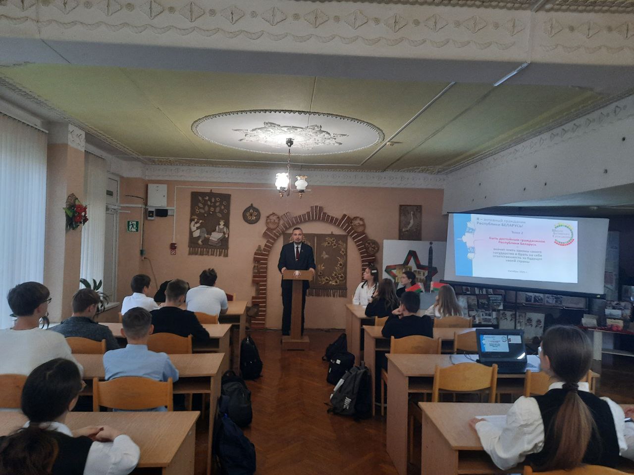 "Быть достойным гражданином Республики Беларусь - значит чтить законы своего государства и брать на себя ответственность за будущую судьбу своей страны" "Быть достойным гражданином Республики Беларусь - значит чтить законы своего государства и брать на себя ответственность за будущую судьбу своей страны"