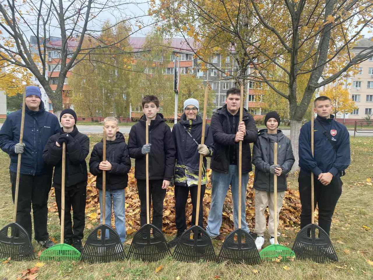 Шестой школьный день на пользу. Уборка территории. Шестой школьный день на пользу. Уборка территории.