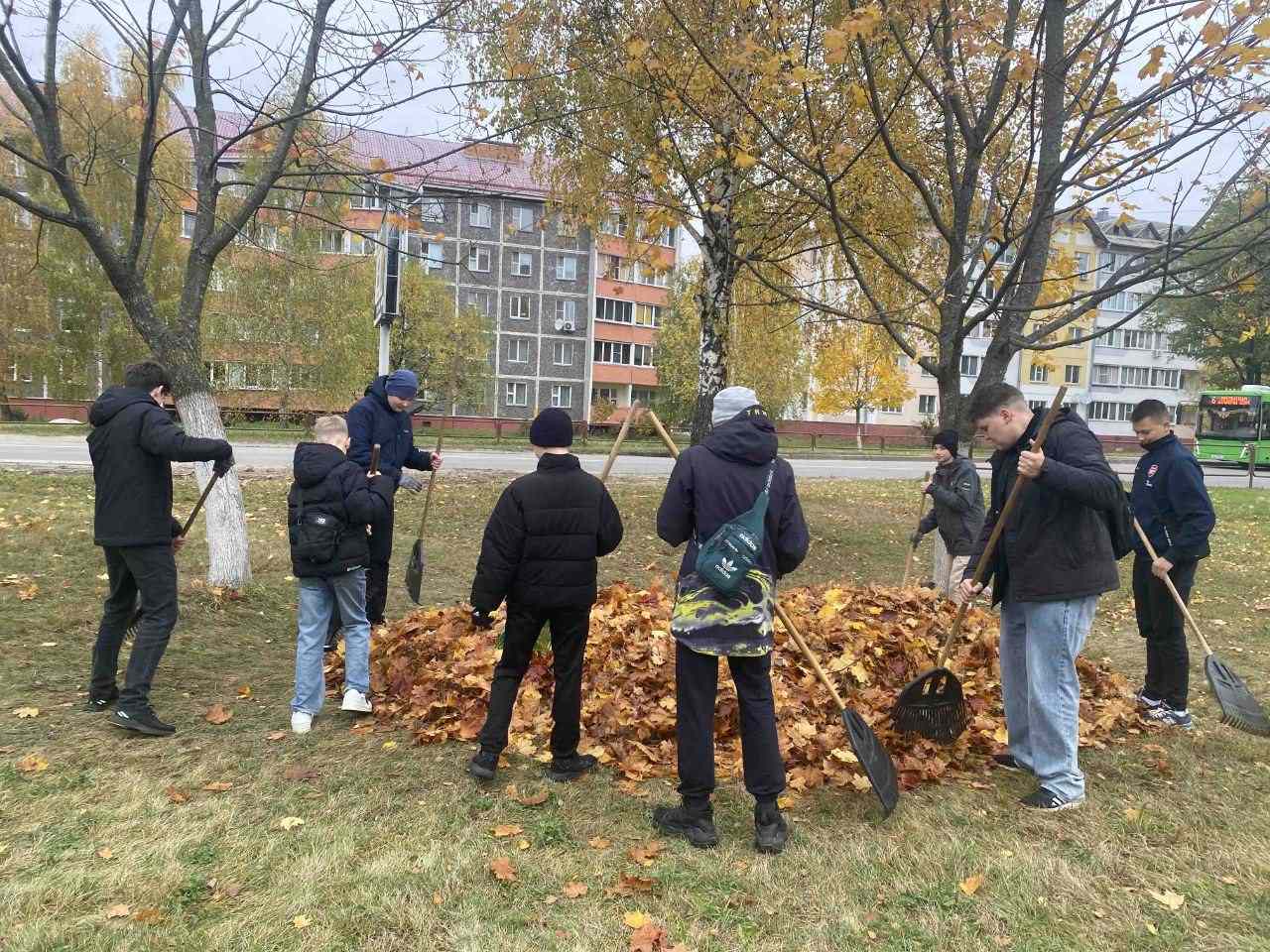 Шестой школьный день на пользу. Уборка территории. Шестой школьный день на пользу. Уборка территории.